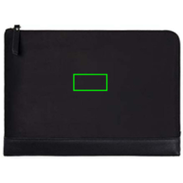 Standskizze: Druckverfahren PU-Etikett Brendon auf Position „Artikel Vorderseite“ – VINGA Marlow 14-Zoll Laptop Sleeve aus RCS-recyceltem Polyester