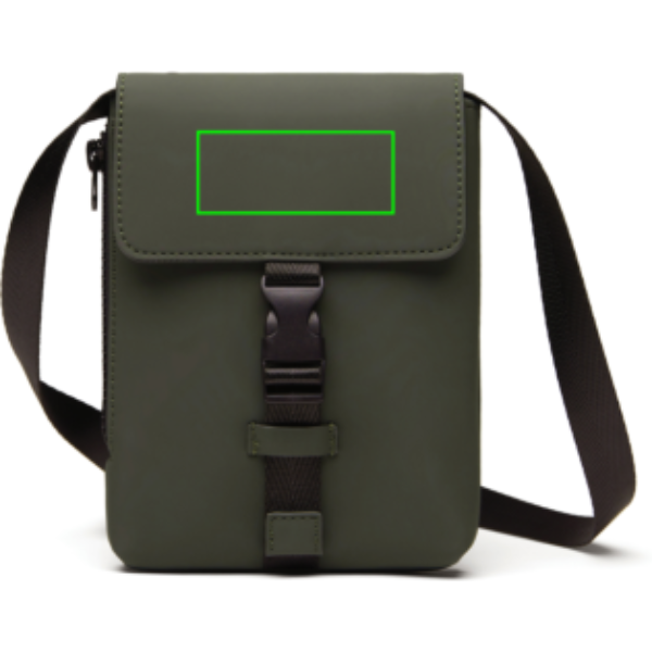 Standskizze: Druckverfahren PU-Etikett Baltimore grün auf Position „Überschlag“ – VINGA Baltimore RCS Crossbody-Tasche – recyceltes Polyester, mit Logo veredelbar