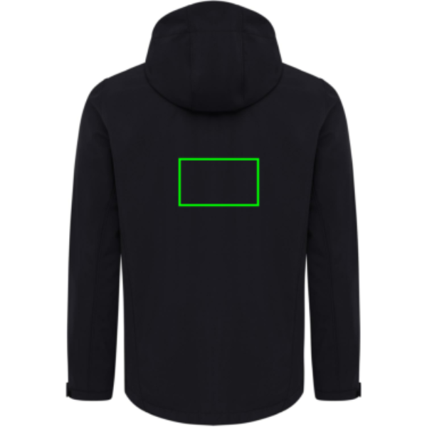 Standskizze: Druckverfahren Bestickung auf Position „Artikel Rückseite“ – IQONIQ Makalu Herren-Softshelljacke aus 91 % recyceltem Polyester mit Logo