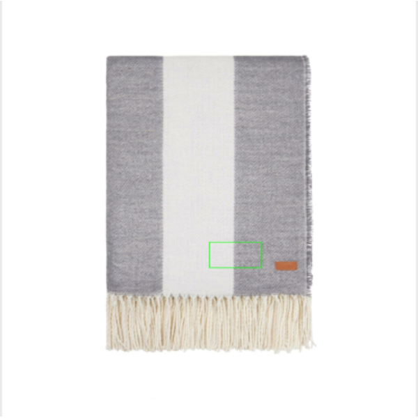 Standskizze: Druckverfahren Gravierter Kunstlederaufnäher auf Position „Decke/Tuch (max. 100 x 50 mm)“ – VINGA Tella Aware™ Polylana® Decke mit Kunstleder-Logo-Patch