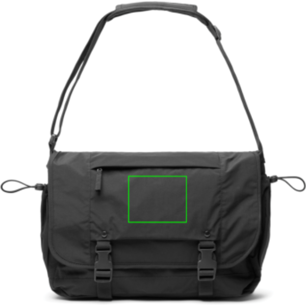 Standskizze: Druckverfahren Bestickung auf Position „Überschlag“ – KENTO Urban Messenger Bag 15,6 Zoll aus RCS-recyceltem Nylon