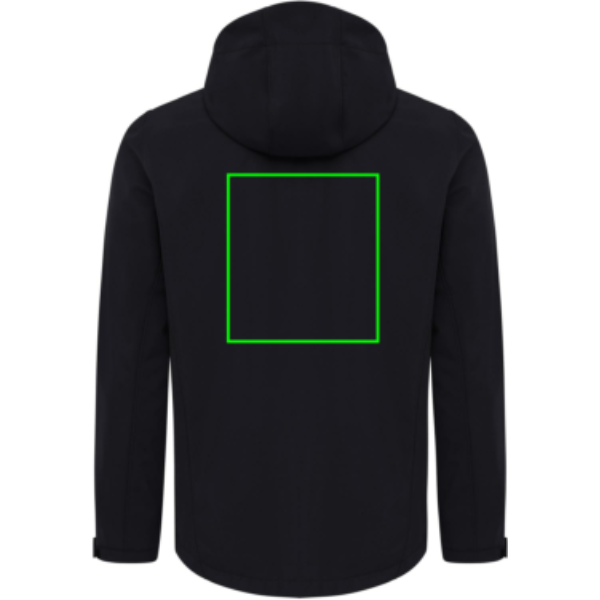Standskizze: Druckverfahren Digital Transfer auf Position „Artikel Rückseite“ – IQONIQ Makalu Herren-Softshelljacke aus 91 % recyceltem Polyester mit Logo