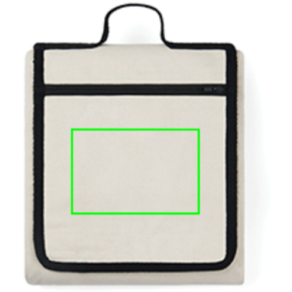 Standskizze: Druckverfahren Siebdruck Transfer auf Position „Tasche“ – VINGA Volonne AWARE Picknickdecke aus recyceltem Canvas, 130 × 170 cm, mit Tasche, bestickbar