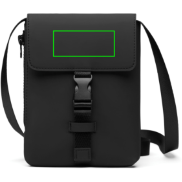 Standskizze: Druckverfahren PU-Etikett Baltimore schwarz auf Position „Überschlag“ – VINGA Baltimore RCS Crossbody-Tasche – recyceltes Polyester, mit Logo veredelbar