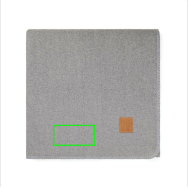 Standskizze: Druckverfahren Gravierter Kunstlederaufnäher auf Position „Decke/Tuch“ – VINGA Moulton Decke aus 100% GRS-rPET, 170 × 130 cm, mit Logo-Veredelung