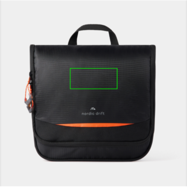 Standskizze: Druckverfahren Digital Transfer auf Position „Artikel Vorderseite (max. 90 x 40 mm)“ – Nordic Drift Trail RCS Kulturbeutel 3 L recyceltes PET schwarz – mit Logo bedruckbar