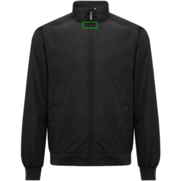 Standskizze: Druckverfahren Siebdruck Transfer auf Position „Im Nacken (max. 70 x 30 mm)“ – IQONIQ Odin Urban Jacke aus 100 % recyceltem Polyester, GRS-zertifiziert, mit individueller Stickerei oder Druck