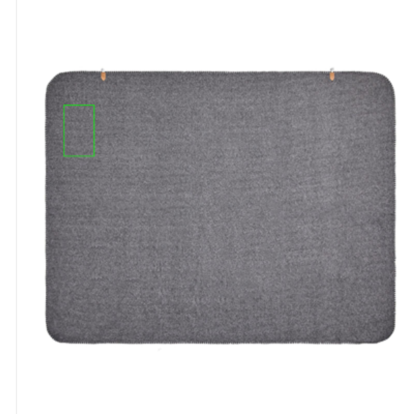 Standskizze: Druckverfahren Bestickung auf Position „Artikel linke Seite (max. 120 x 200 mm)“ – VINGA Bilton Fleecedecke Upcycling 190g/m² mit Stickerei-Veredelung