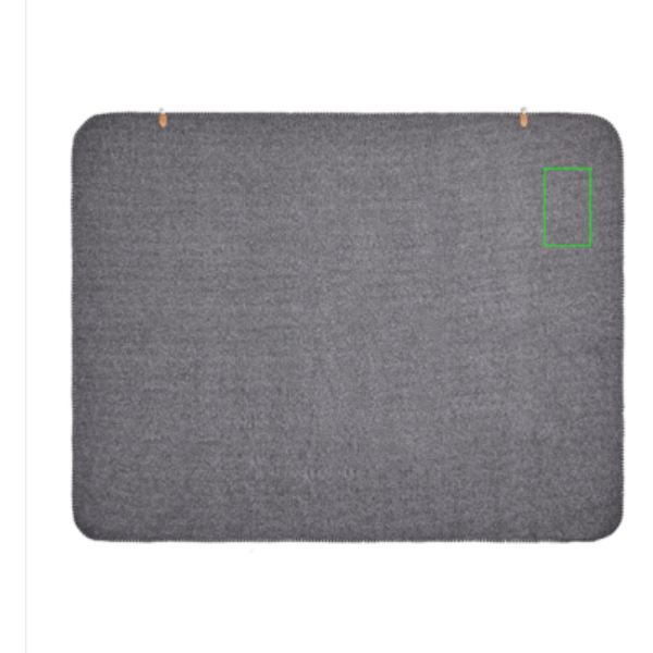 Standskizze: Druckverfahren Bestickung auf Position „Artikel rechte Seite (max. 120 x 200 mm)“ – VINGA Bilton Fleecedecke Upcycling 190g/m² mit Stickerei-Veredelung