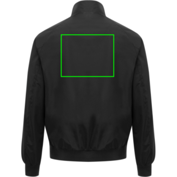 Standskizze: Druckverfahren Digital Transfer auf Position „Artikel Rückseite“ – IQONIQ Odin Urban Jacke aus 100 % recyceltem Polyester, GRS-zertifiziert, mit individueller Stickerei oder Druck