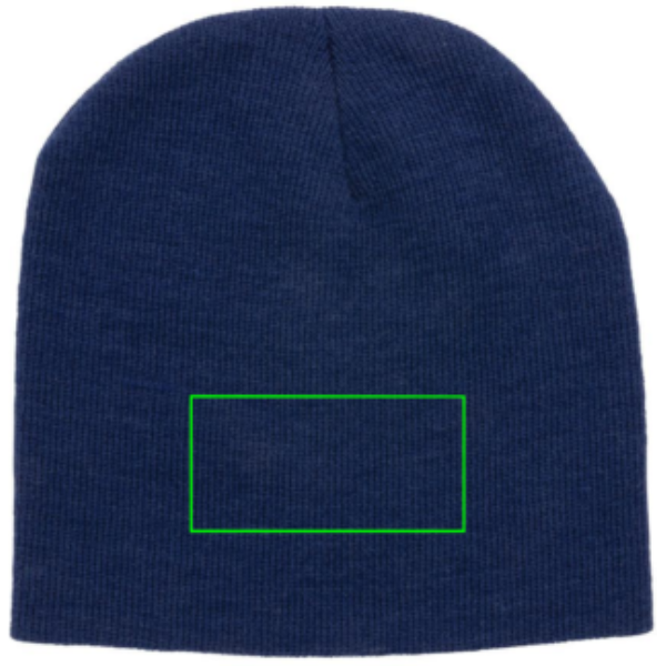 Standskizze: Druckverfahren Gravierter Kunstlederaufnäher auf Position „Artikel Vorderseite (max. 100 x 50 mm)“ – Impact AWARE™ Classic Beanie aus recyceltem Polylana®-Garn – XD Collection