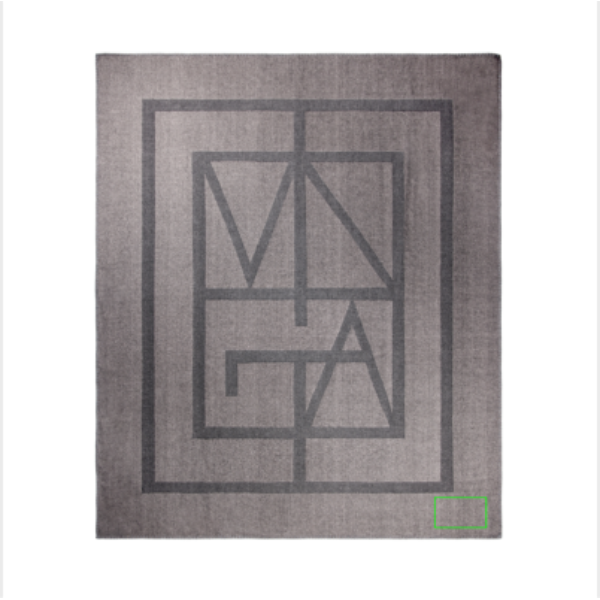Standskizze: Druckverfahren PU-Etikett Sortino auf Position „Decke/Tuch“ – VINGA Monogram GRS Decke aus recyceltem Polyester, 170 × 130 cm